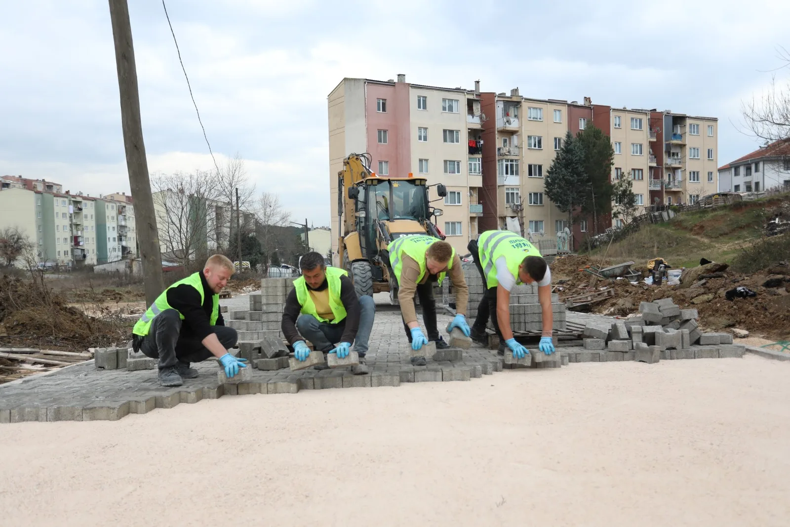 Yeniceköy’de 15 sokakta kaplama çalışması sürüyor
