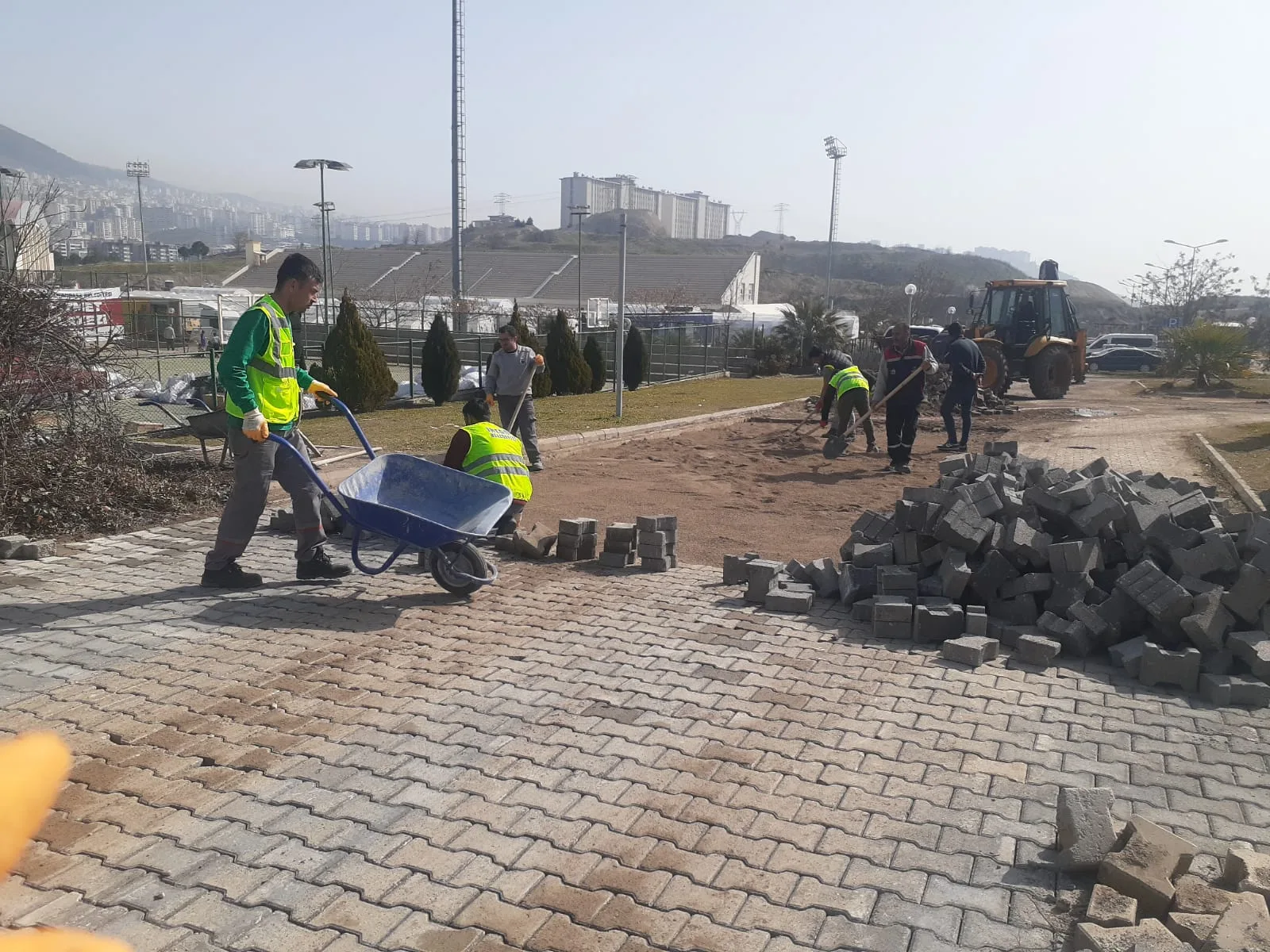Deprem bölgesinde yapım çalışmaları sürüyor
