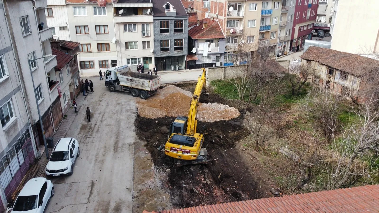 MAHALLE ARALARINDA PARKLANMA SORUNU KAMULAŞTIRMALARLA ÇÖZÜLÜYOR