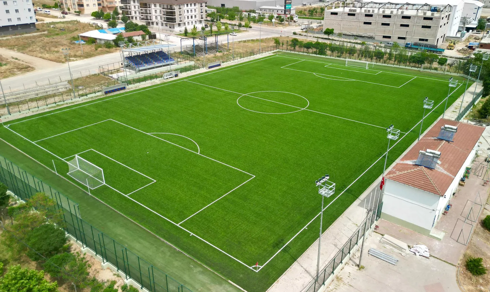 YENİCEKÖY FUTBOL SAHASI YENİLENDİ