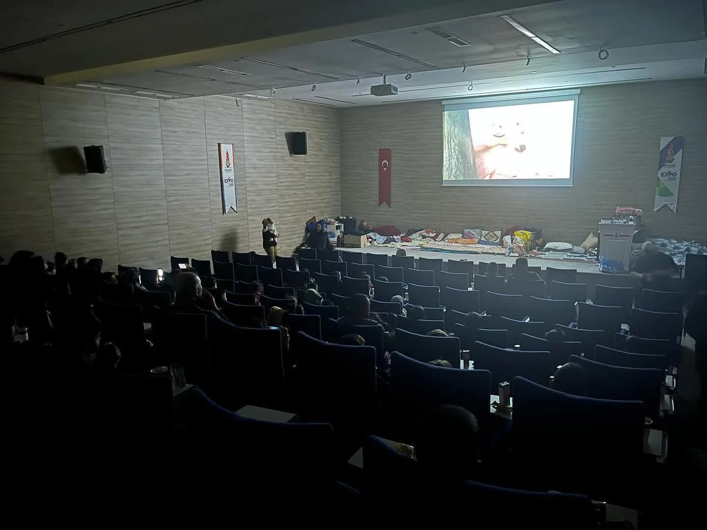 Depremzede çocuklara sinema sürprizi