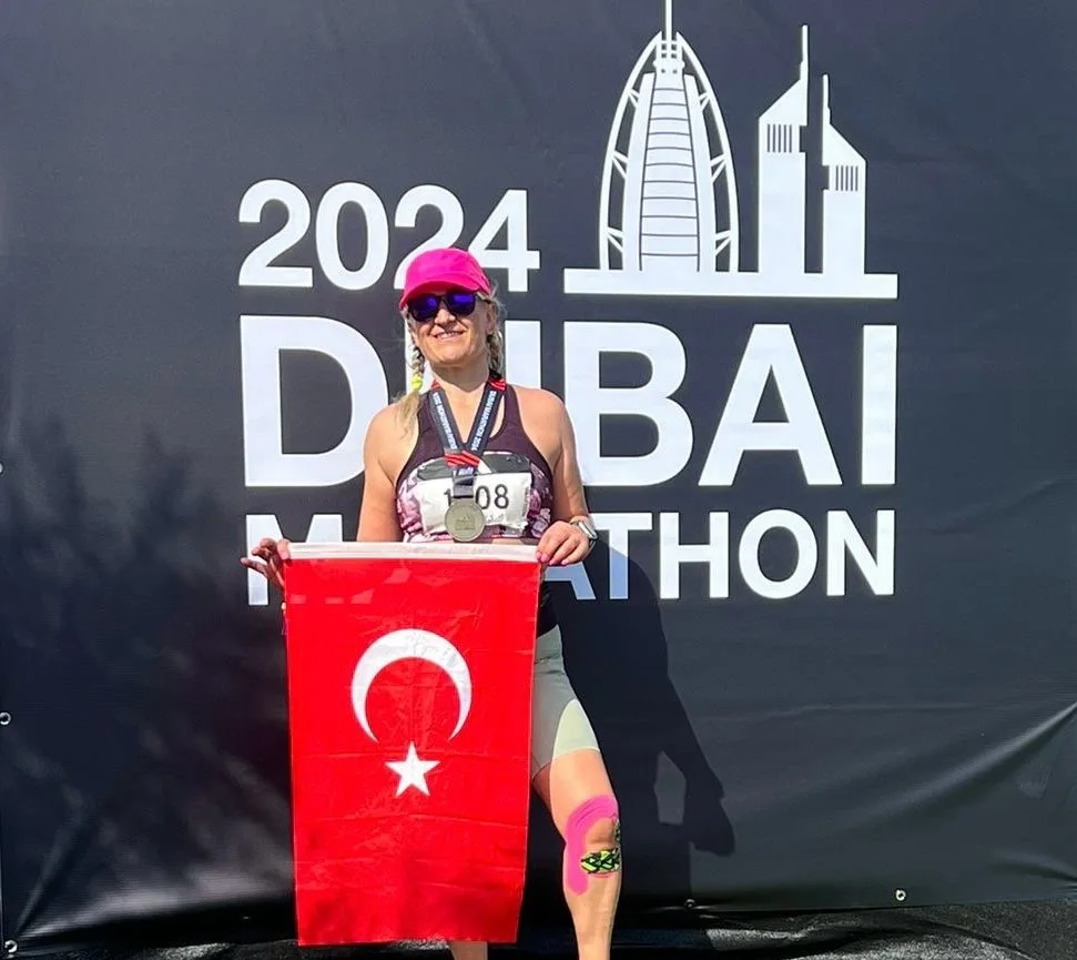 İnegöllü kadın sporcu Dubai Maratonunda koştu
