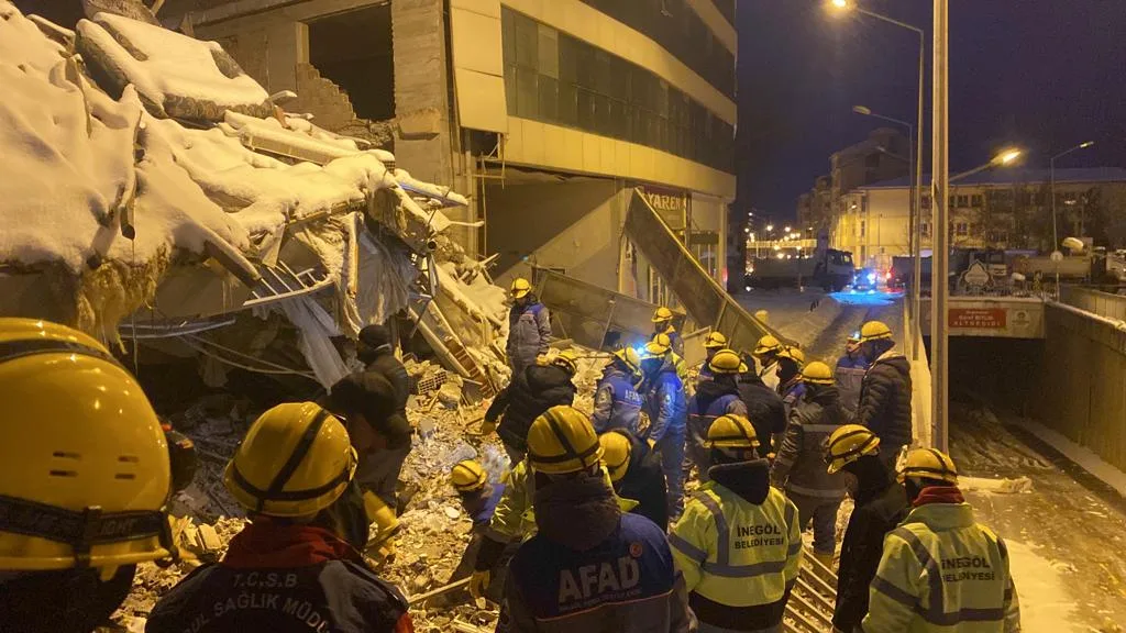 İnegöl arama kurtarma ekipleri enkazlarda zamanla yarışıyor