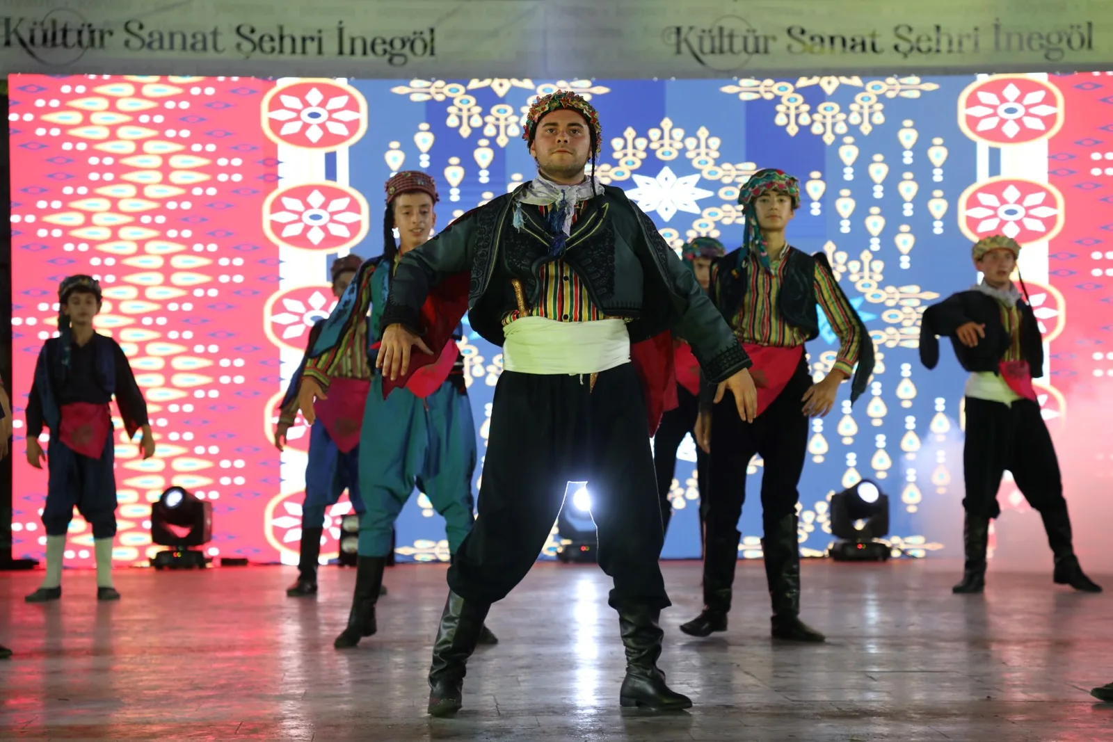 İnegöl Belediyesi Halk Dansları Topluluğundan muhteşem gece