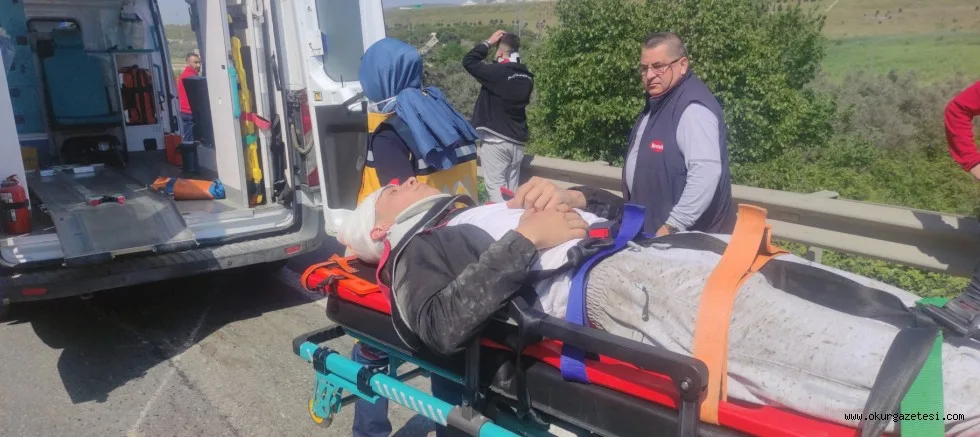 Bursa'da bariyerlere çarpan otomobildeki 4 kişi yaralandı