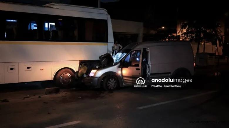 Bursa'da hafif ticari aracın park halindeki otobüse çarpması sonucu 3 kişi yaralandı