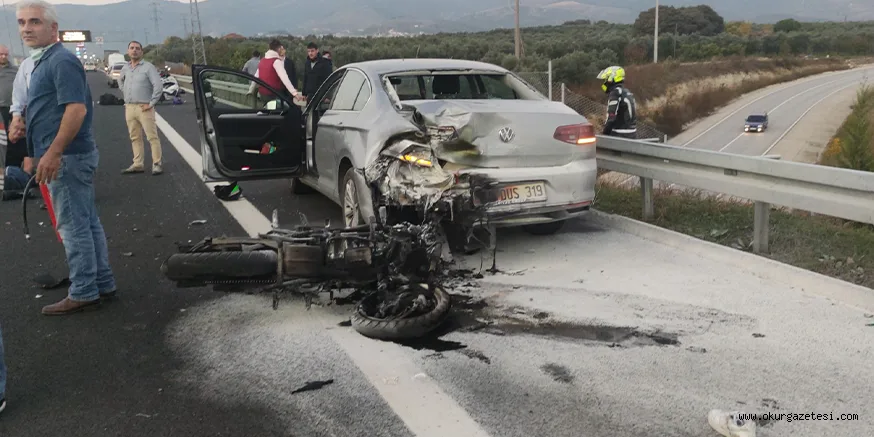 Bursa'da otoyol kenarındaki otomobile çarpan motosikletteki 2 kişi yaralandı
