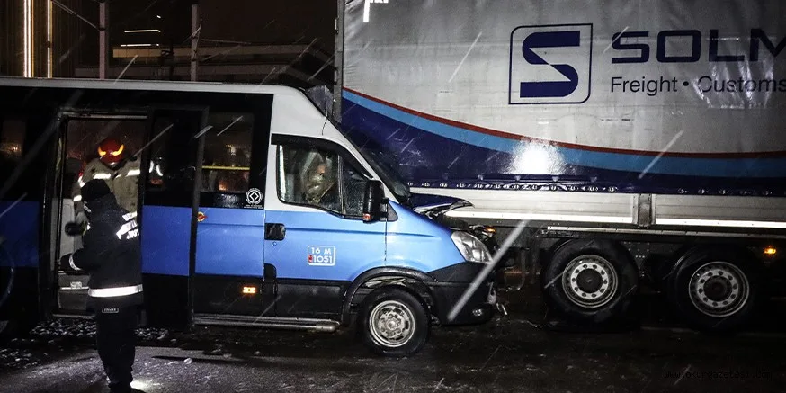 Bursa'da yolcu minibüsü tıra arkadan çarptı: 4 yaralı