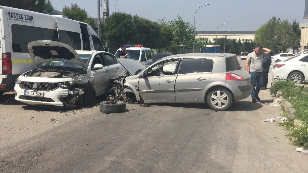 Bursada İki Araç Kafa Kafaya Çarpıştı, 3 Kişi Yaralandı