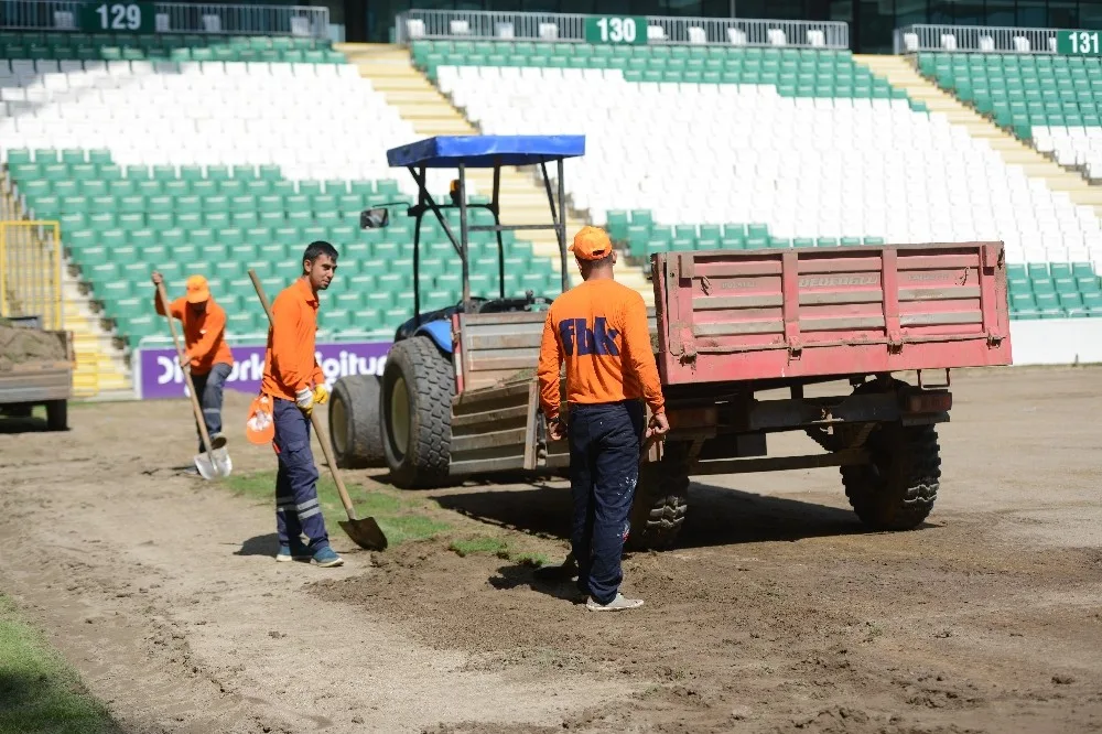 Bursasporun Stadyumunda Hibrit Çim Çalışmaları Başladı