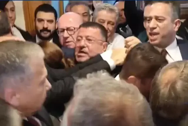 Bütçe görüşmelerinde ortalık karıştı... CHP'li vekiller, İç İşleri Başkanı'na saldırmak istedi