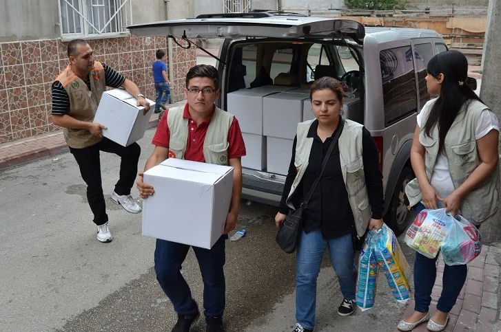 Almanya’dan gelip Suriyelilere yardım dağıttılar