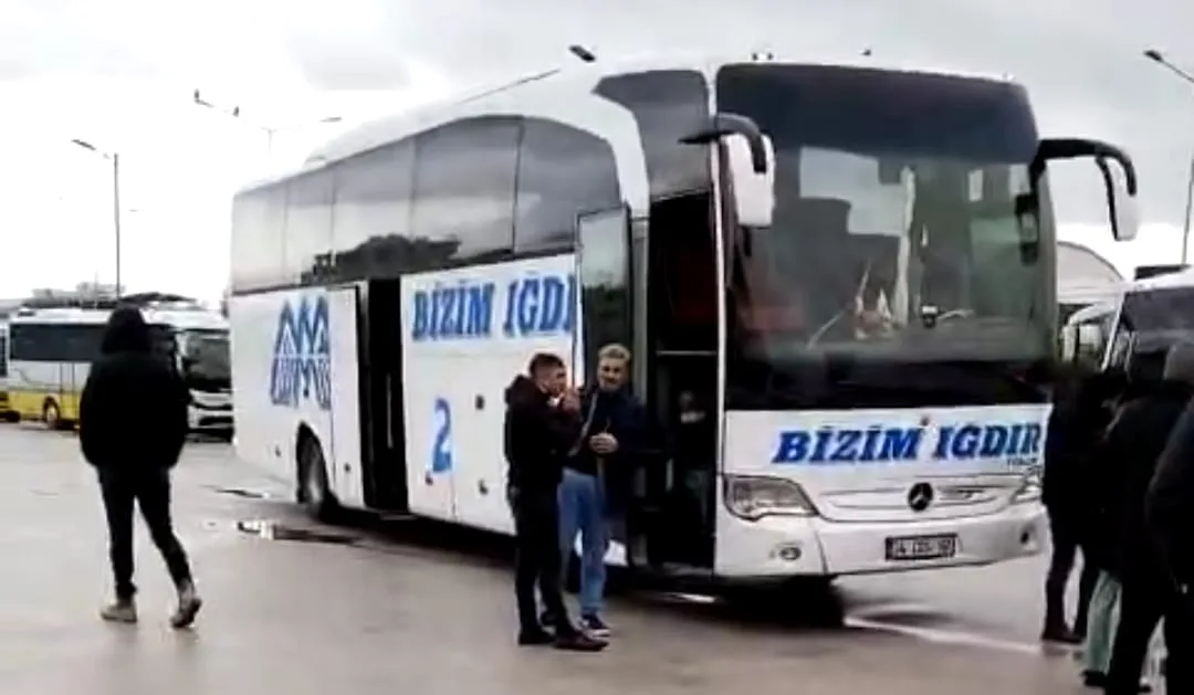 Fenni muayenesi olmayan otobüsün tehlikeli yolculuğuna, polisler müsade etmedi