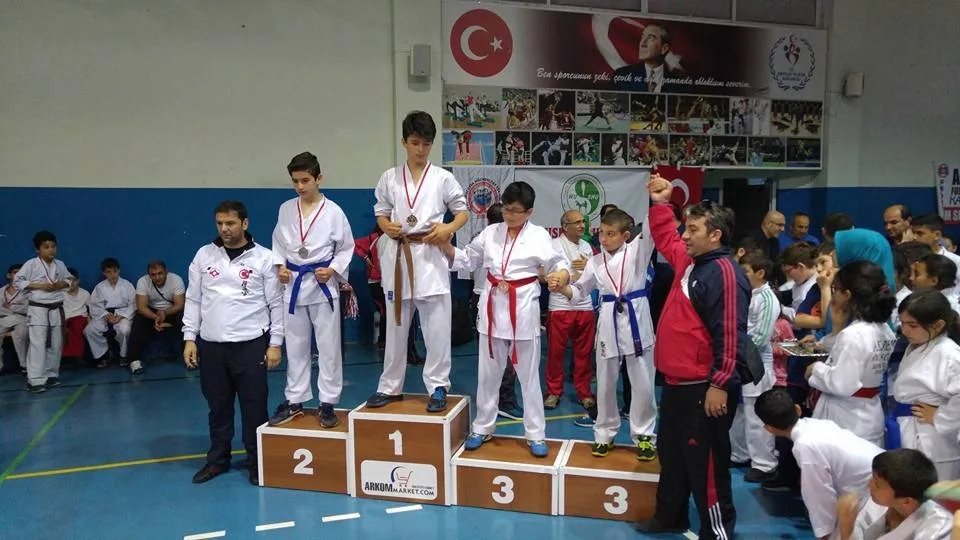 İnegöllü gençlerden madalyalara ambargo