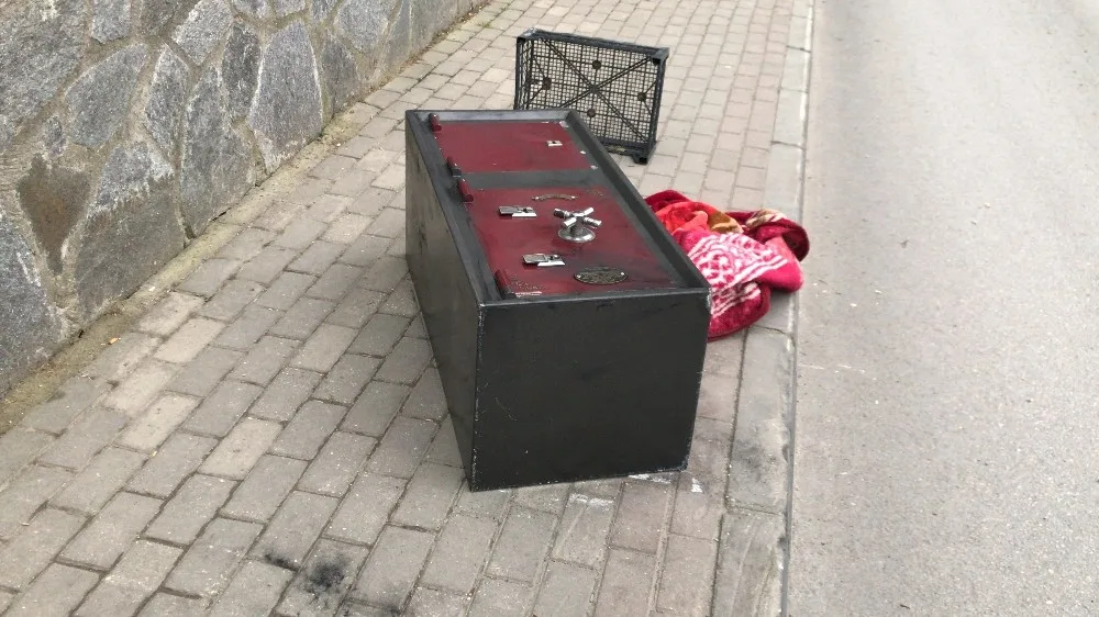 Çaldıkları Kasayı Açamayınca Cadde Kenarında Bıraktılar