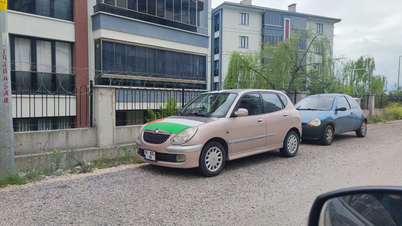 Gazze’deki katliama dikkat çekmek için aracını giydirdi