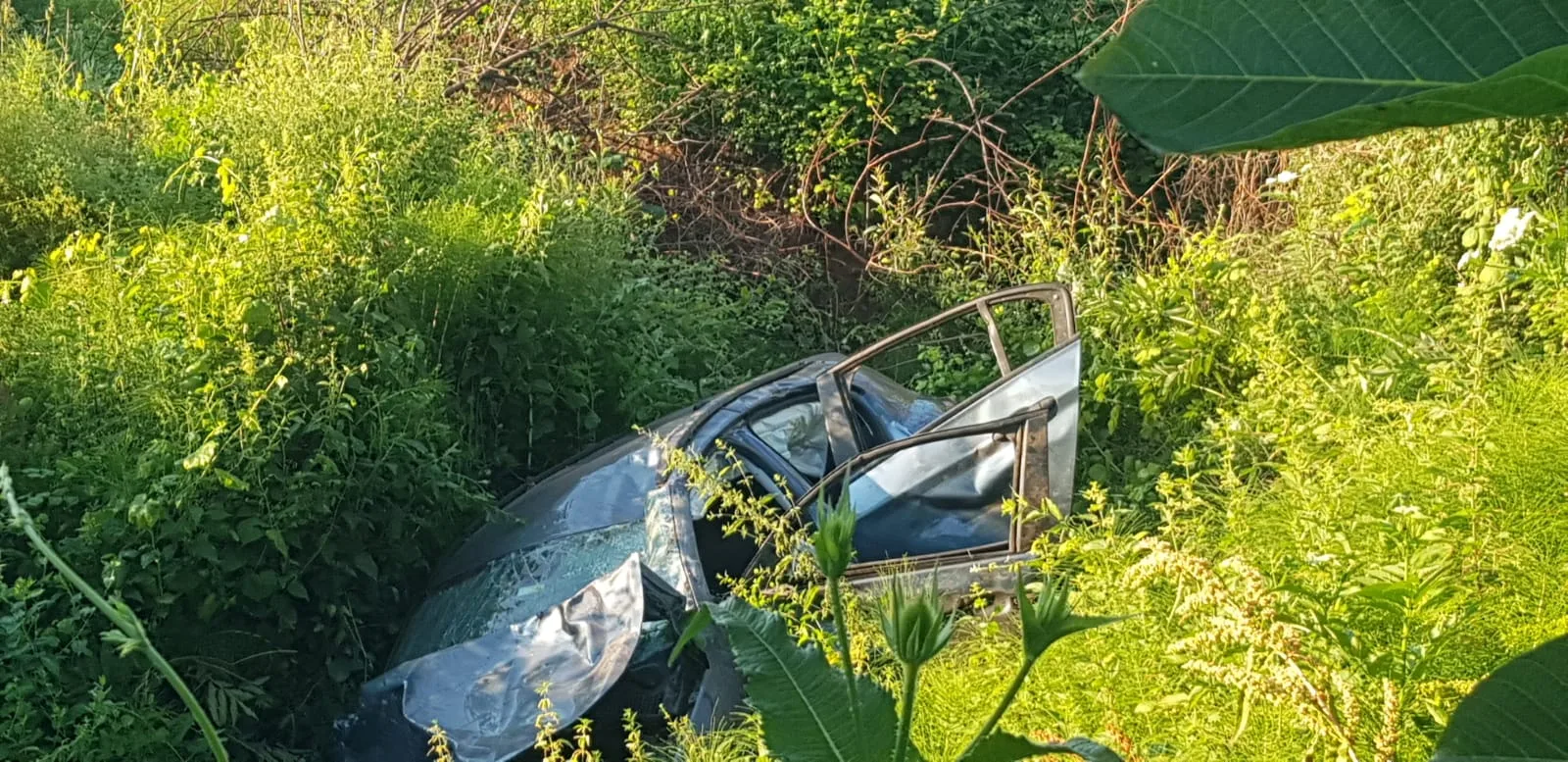 İnegöl'de şarampole devrilen otomobildeki 1 kişi öldü, 2 kişi yaralandı