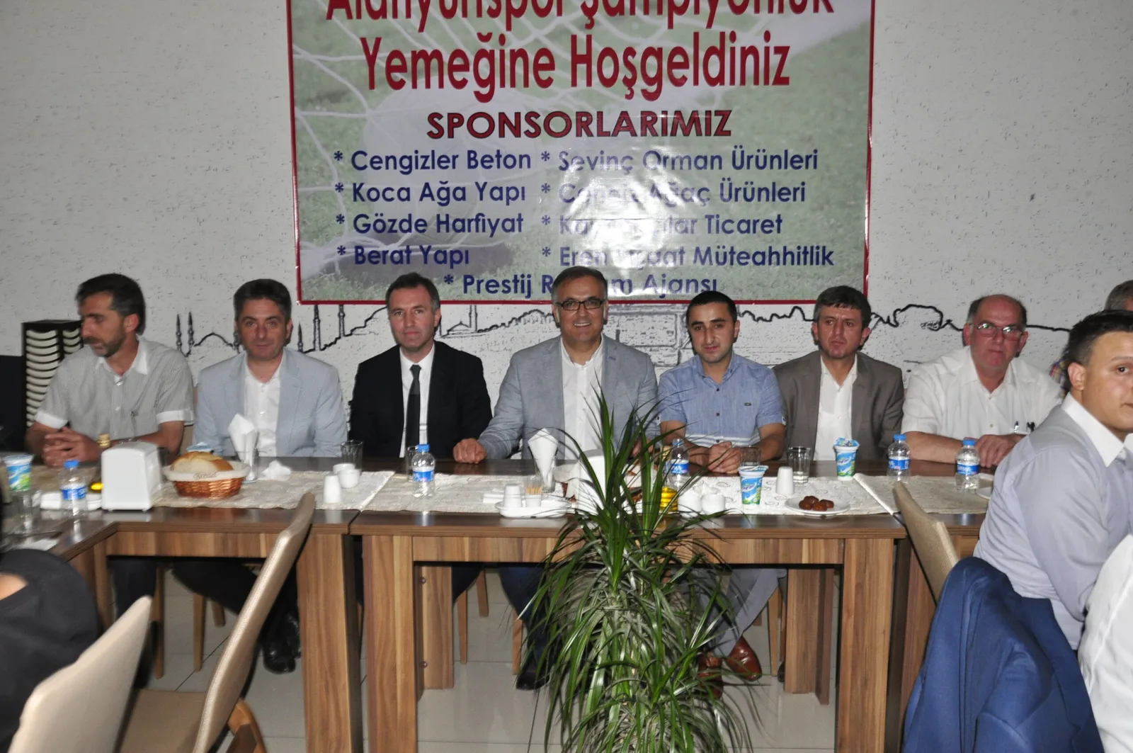 Şampiyona yemekli kutlama