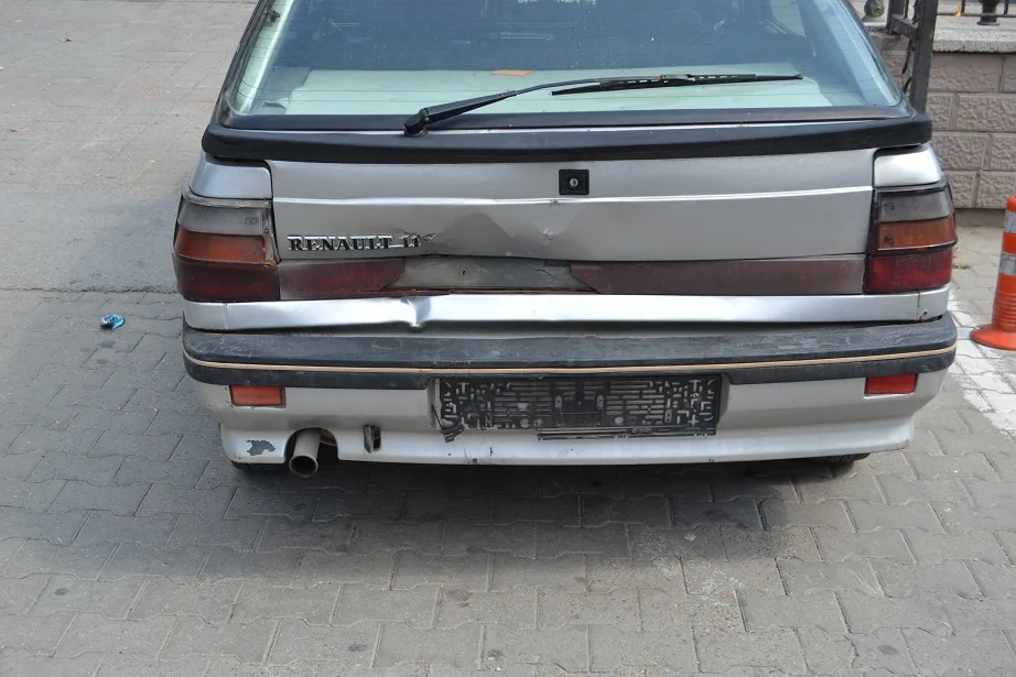 Elektrikli bisiklet otomobile çarptı