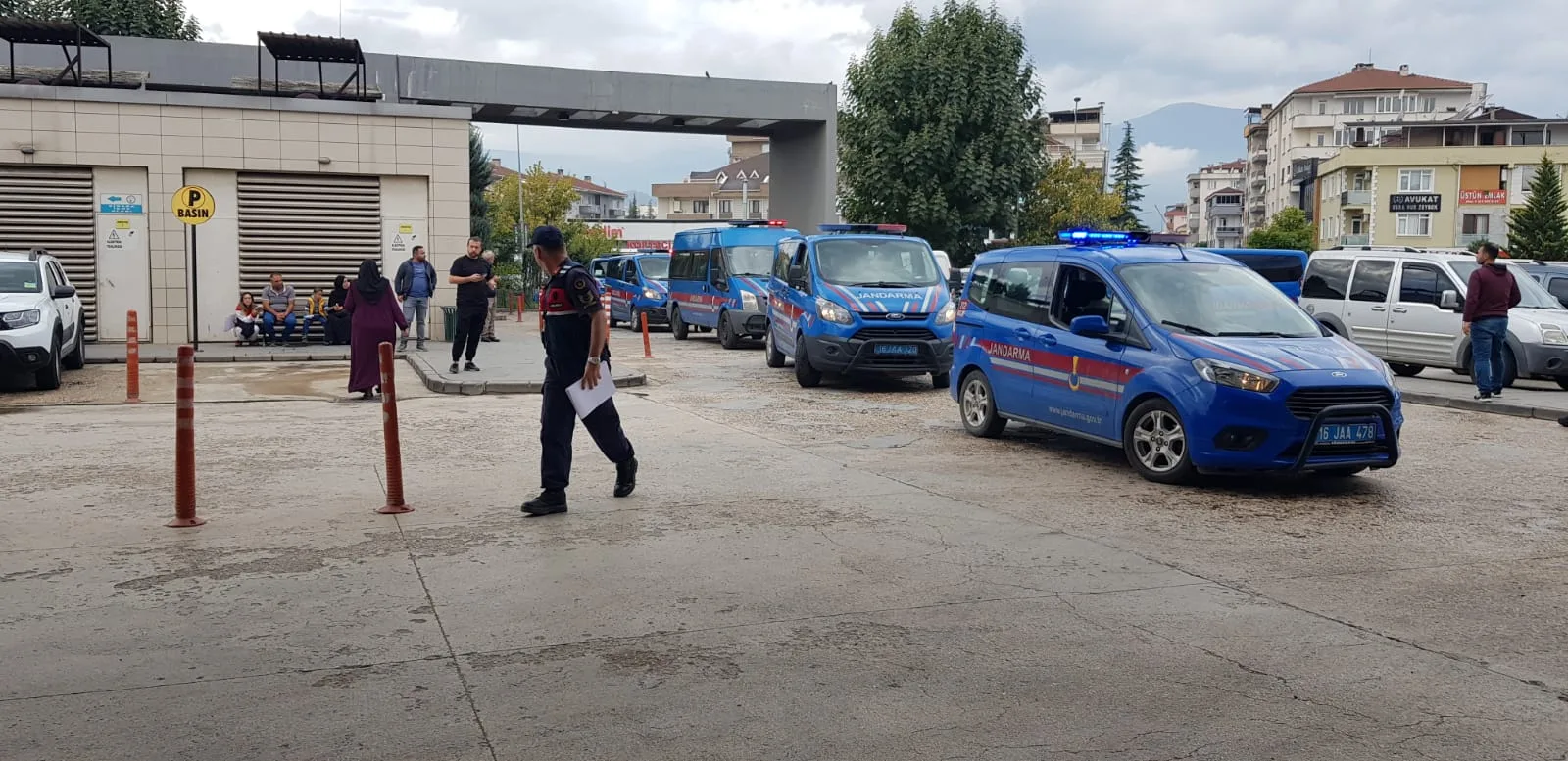"İnegöl Terkinler Çetesi" operasyonunda  gözaltına alınan 35 şüpheli adliyeye sevk edildi