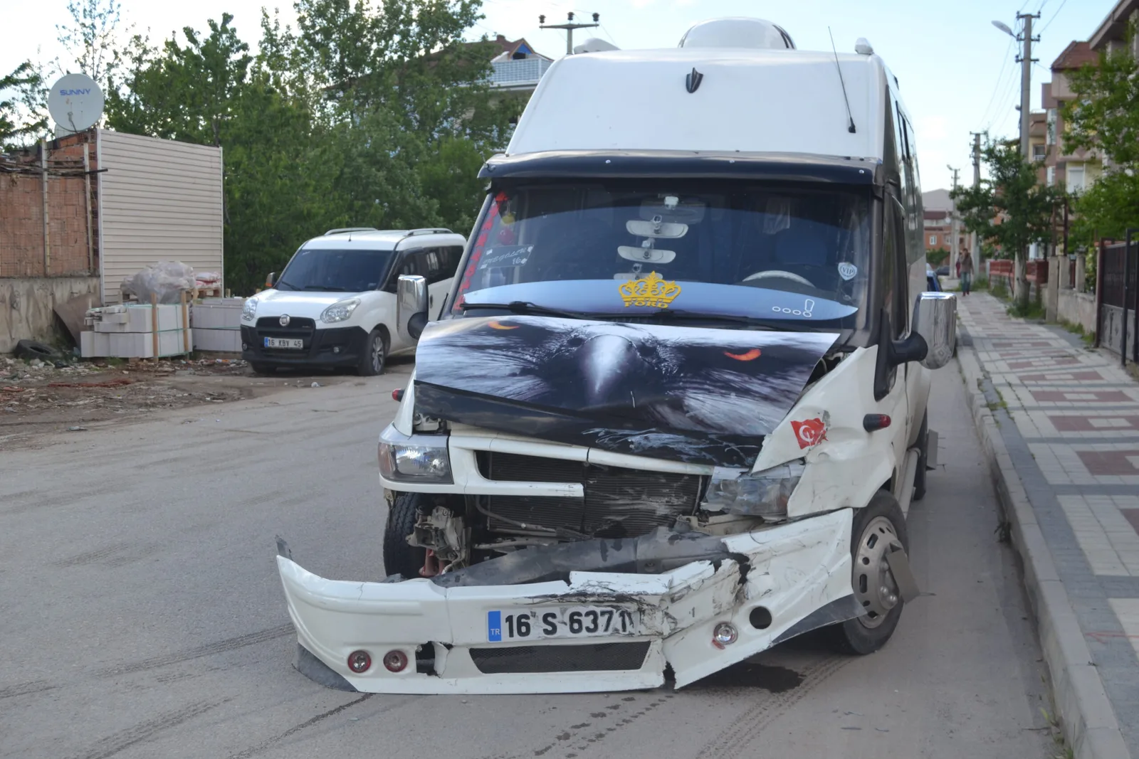 ANAOKULU ÖĞRENCİLERİNİ TAŞIYAN MİNÜBÜS KAZA YAPTI Faciadan dönüldü