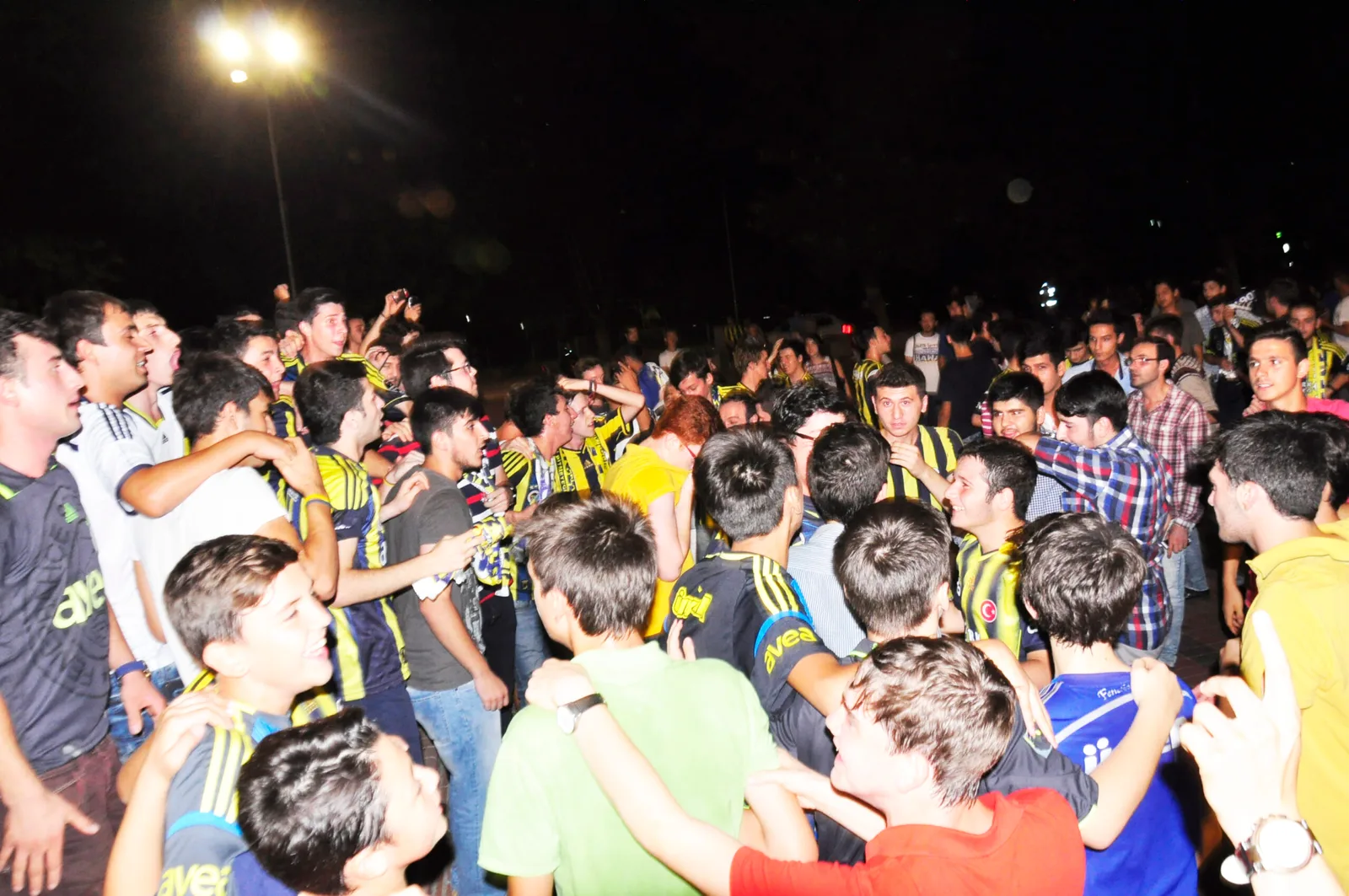 Derbi sonrası İnegöl sokağa döküldü