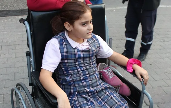 Öğrencinin üzerine kapı devrildi