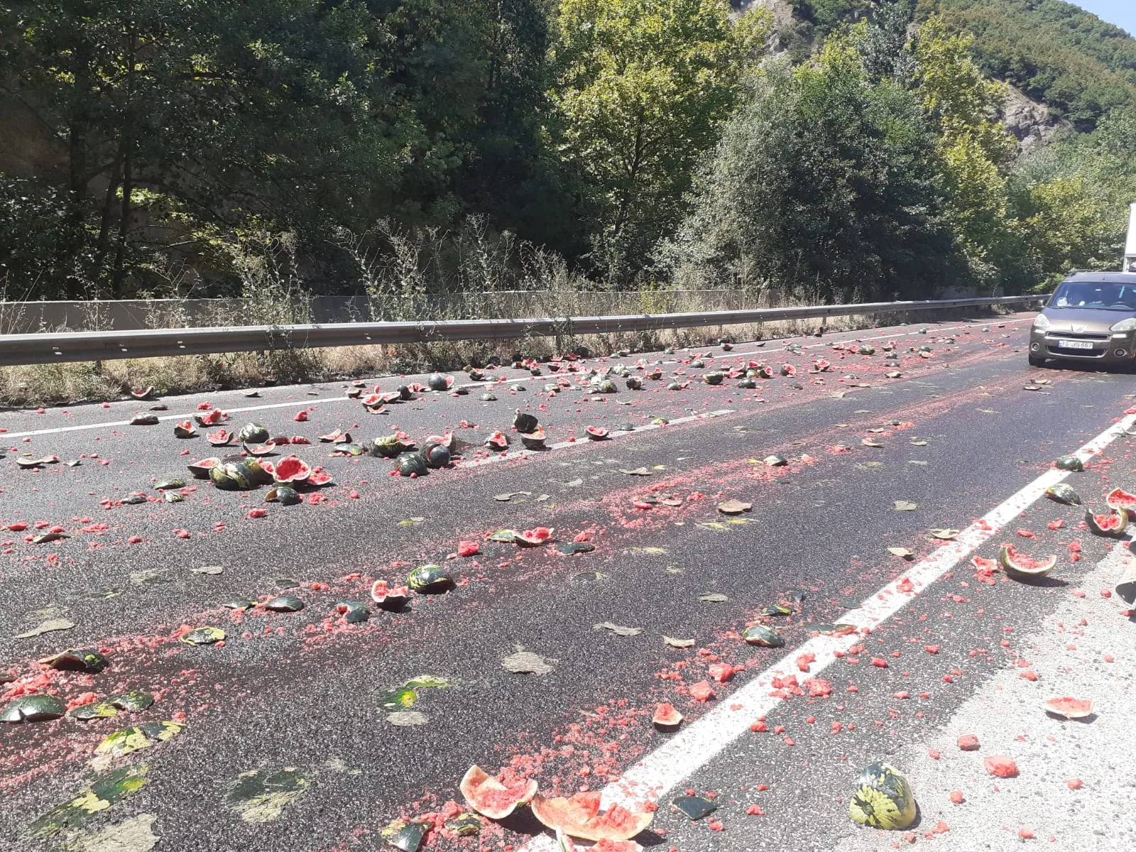 Yola saçılan karpuzlar tehlikeye neden oldu