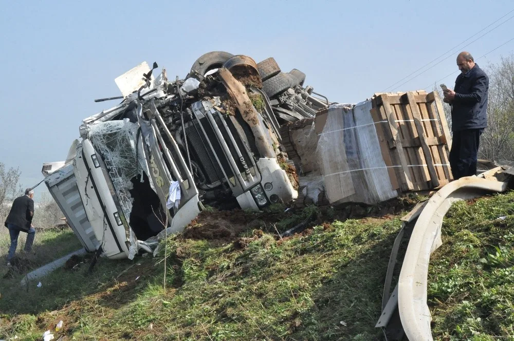 Devrilen Karton Yüklü Tır Parçalandı