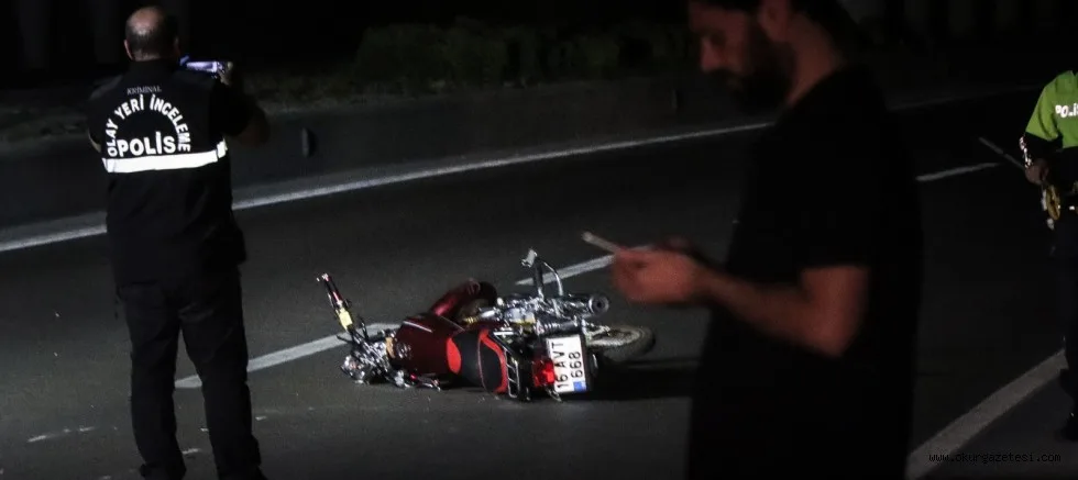 Devrilen motosikletten yola savrulan iki kişinin üzerinden araba geçti