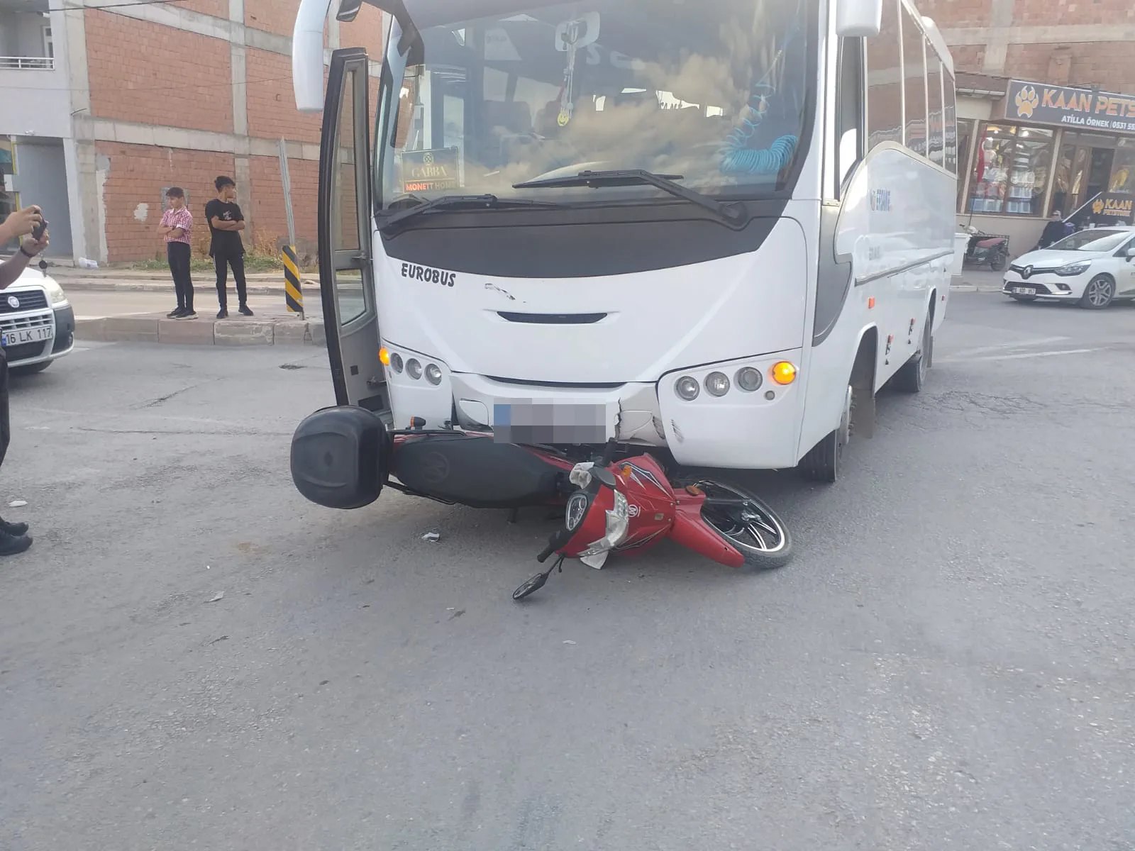 Motosiklet sürücüsü kıl payı ölümden döndü