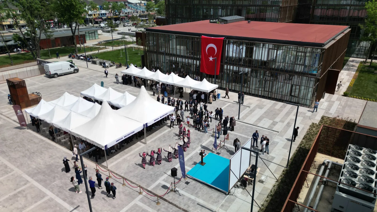 İNEGÖL’ÜN YENİ NÖBETÇİ KİTAPHANESİ TÖRENLE HİZMETE GİRDİ