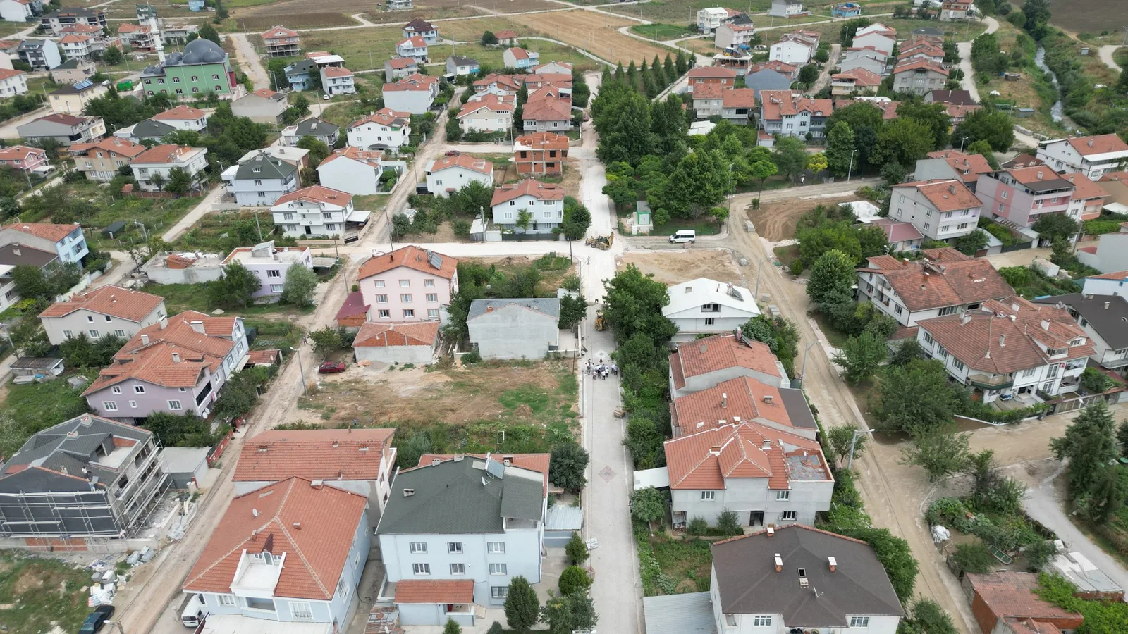 AKHİSAR MAHALLESİNDE 65 SOKAKTA KAPLAMA ÇALIŞMASI BAŞLATILDI