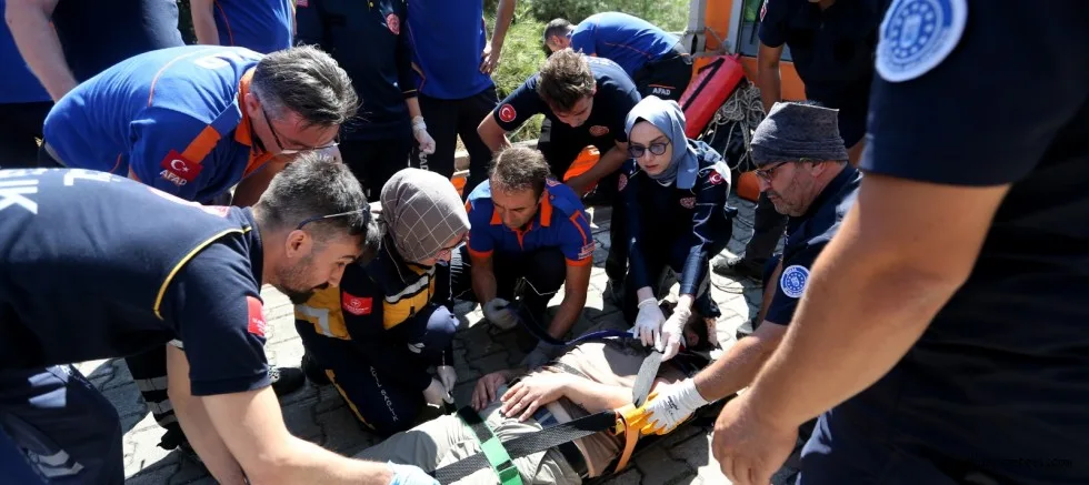 Düştüğü ormanlık alanda mahsur kalan kişi ekiplerce kurtarıldı