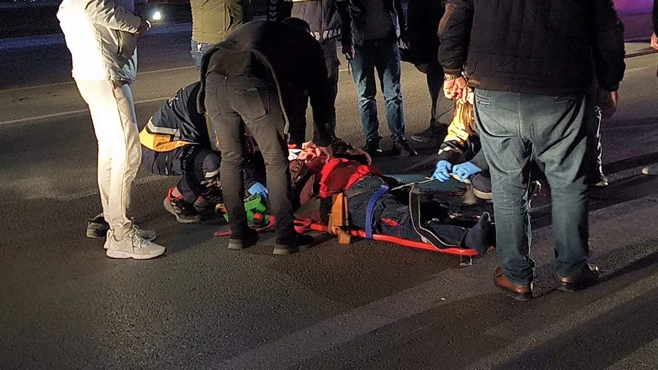 Motosiklet ile bisiklet çarpıştı; 4 yaralı