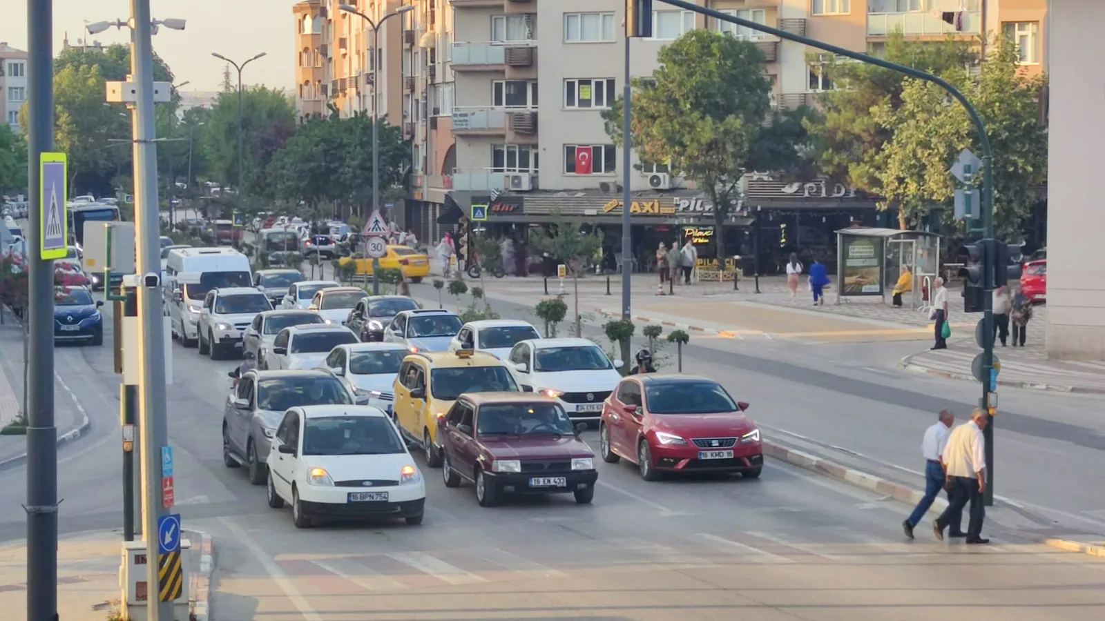 İnegöl’de tüm yük ana caddelere bindi