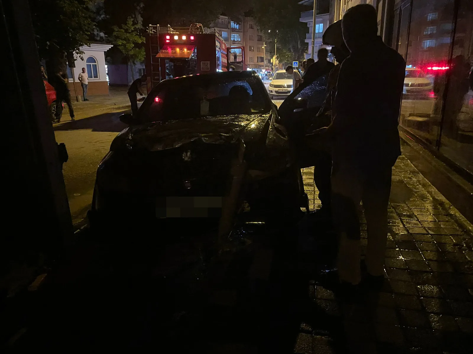 Park halindeki araç alev alev yandı