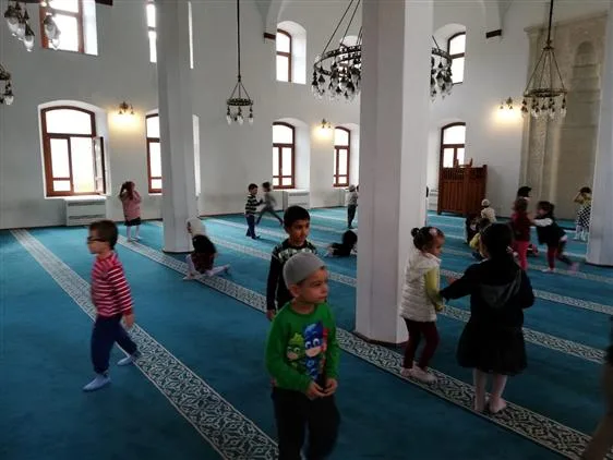 Çocukların cami sevinci gölge altında kalmasın