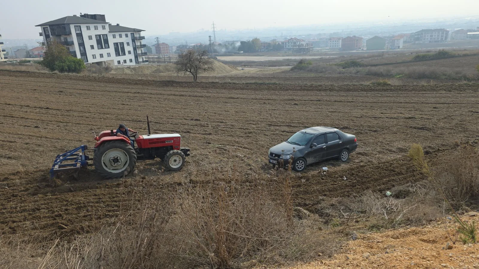 Tarlaya uçan araçta 2 kişi yaralandı