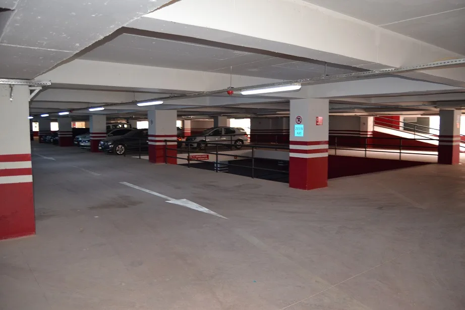 Otopark boş, yol kenarları dolu