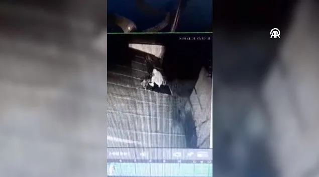 Caminin çatısından kurşun levha hırsızlığı kamerada