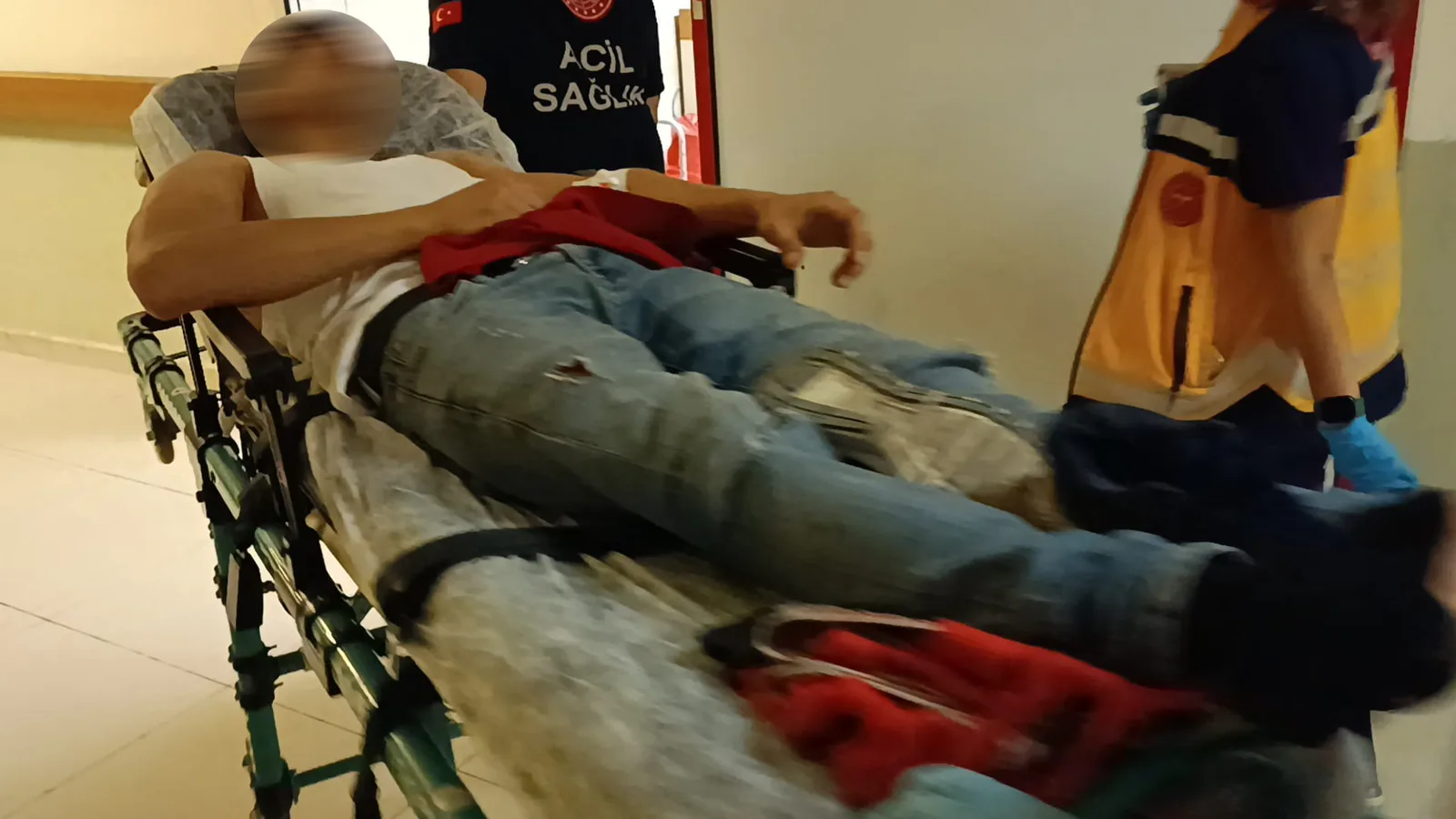 Otomobilin çarptığı motosikletin sürücüsü yaralandı