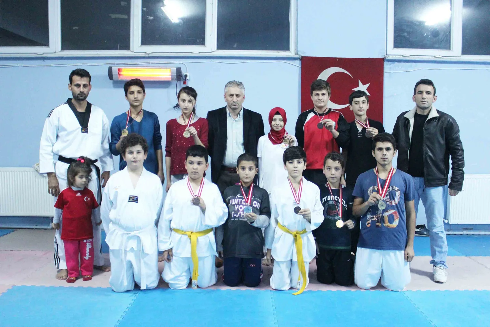 Taekwondoculardan madalya yağmuru
