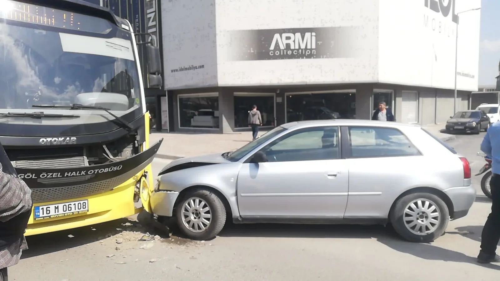 Kafa kafaya çarpıştılar