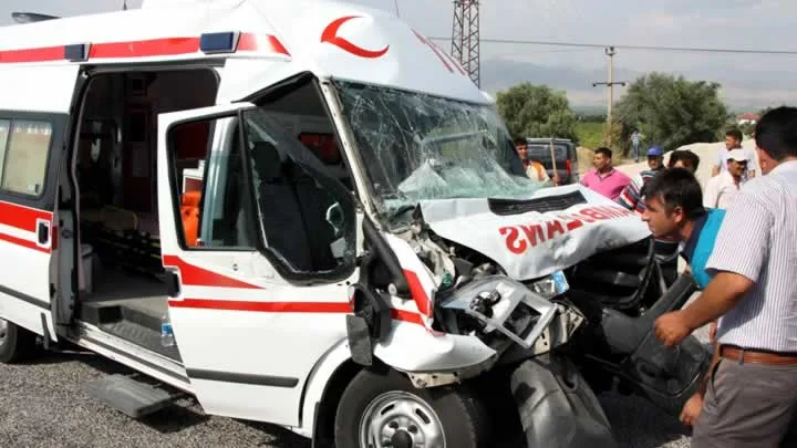 Hastayı taşıyan ambulans kaza yaptı