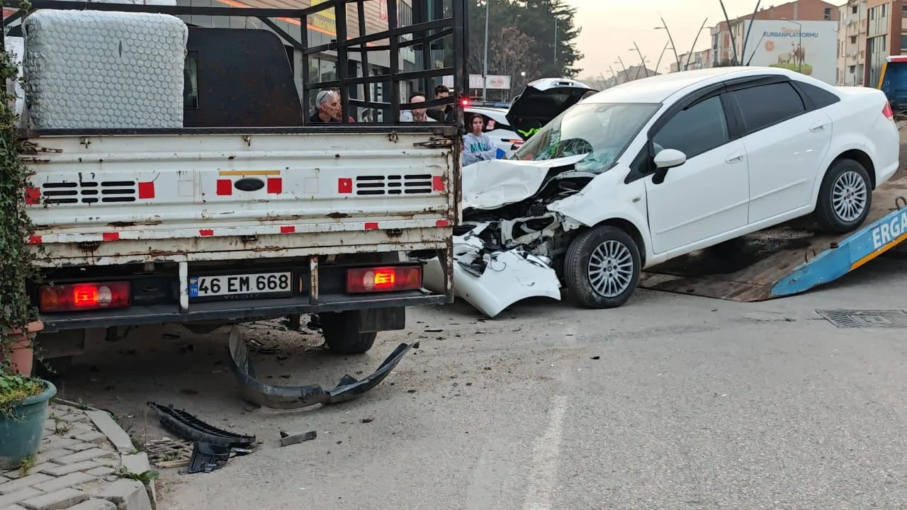 Otomobil kamyonun altına girdi
