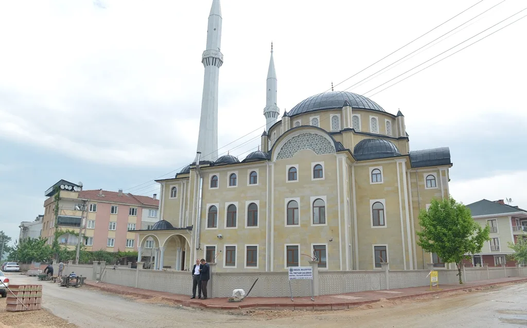 Somuncu Baba Cami çevresi düzenleniyor