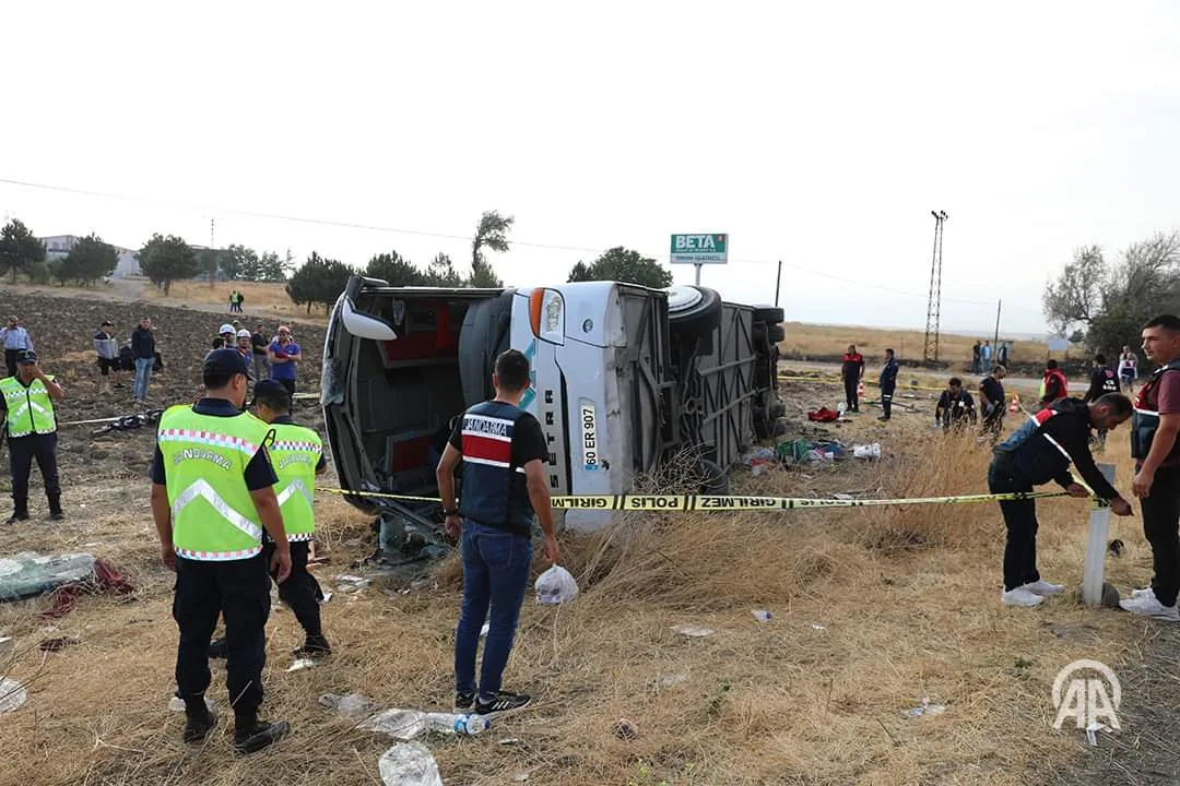 Devrilen yolcu otobüsündeki 6 kişi öldü, 35 kişi yaralandı
