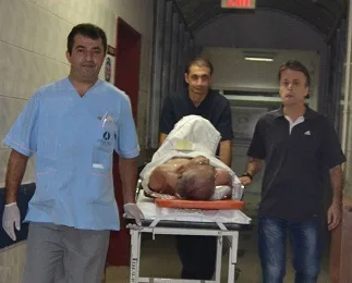 Yaşlı adam 3 yerinden bıçaklandı