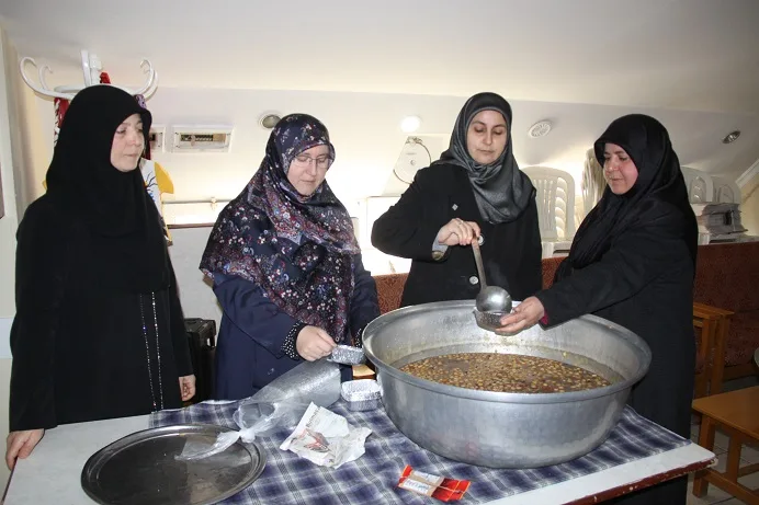 Saadetli kadınlardan aşure ikramı
